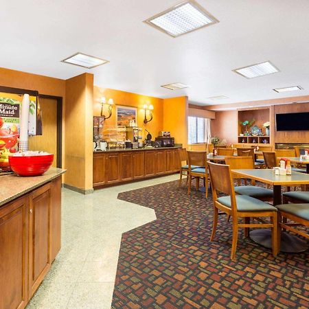 Hotel Ramada By Wyndham Kent Seattle Area Extérieur photo
