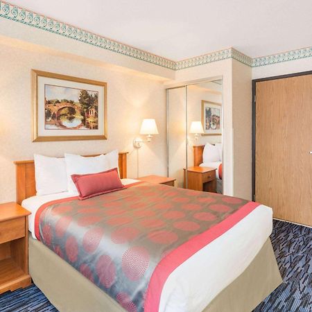Hotel Ramada By Wyndham Kent Seattle Area Extérieur photo