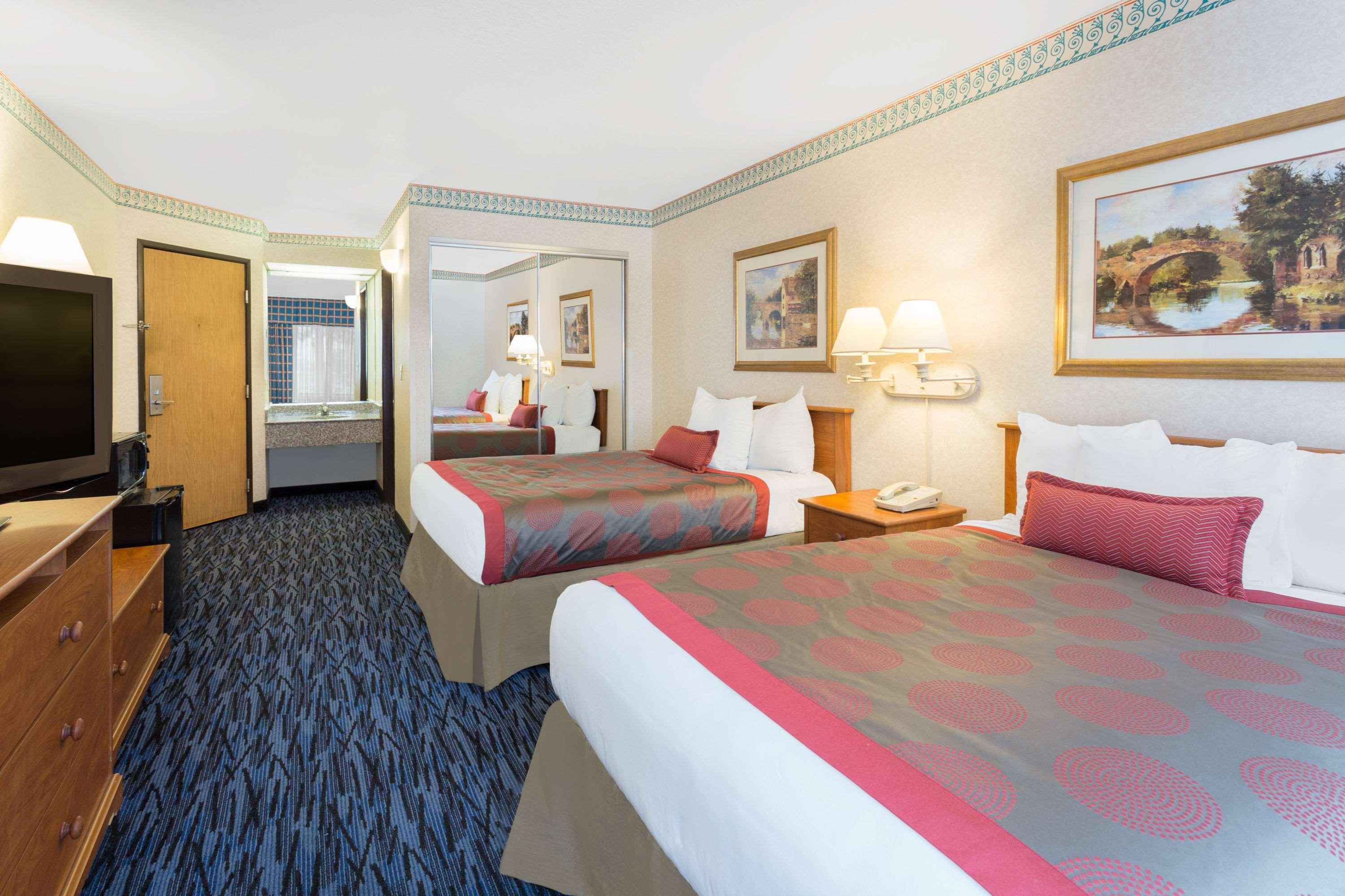 Hotel Ramada By Wyndham Kent Seattle Area Extérieur photo