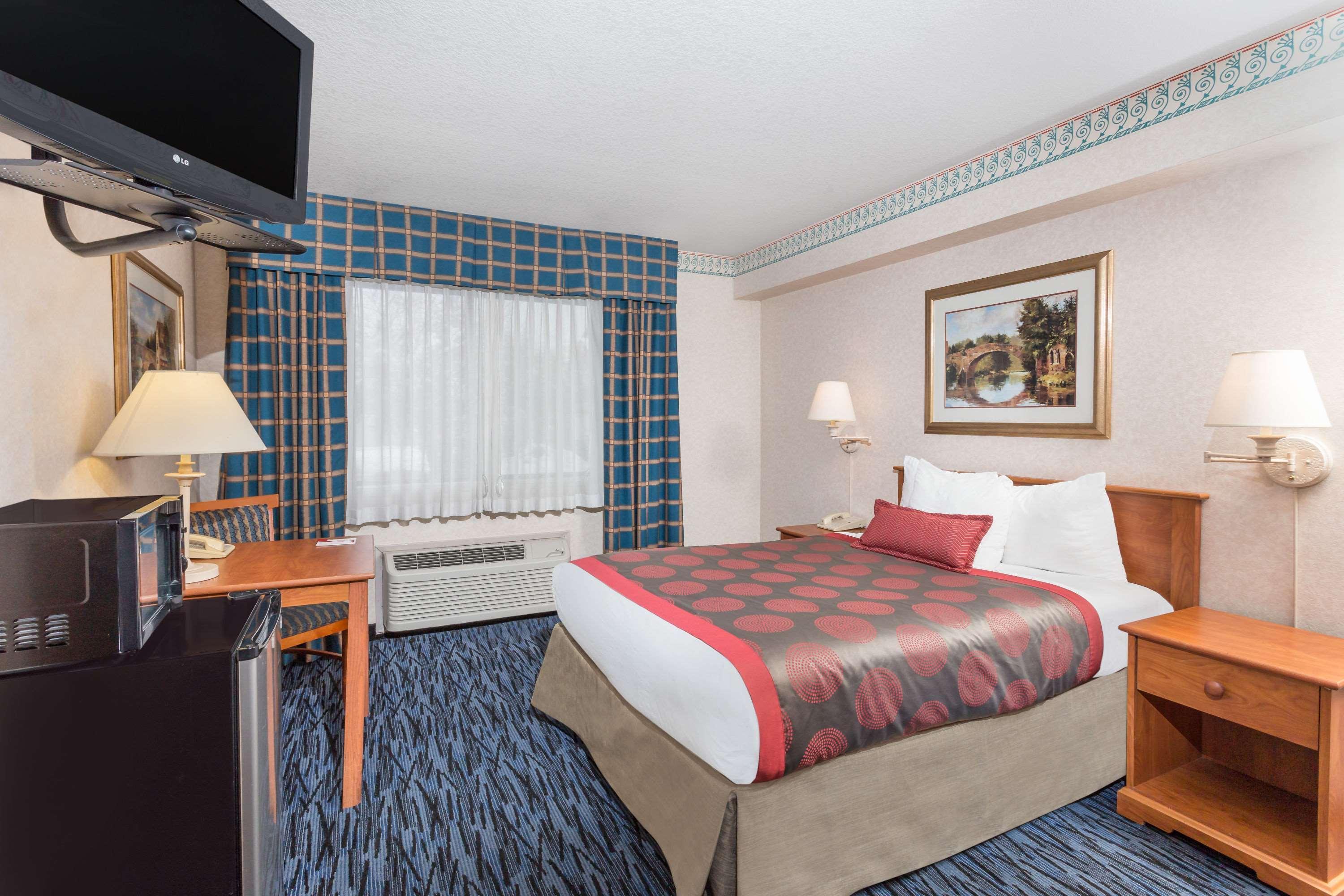 Hotel Ramada By Wyndham Kent Seattle Area Extérieur photo