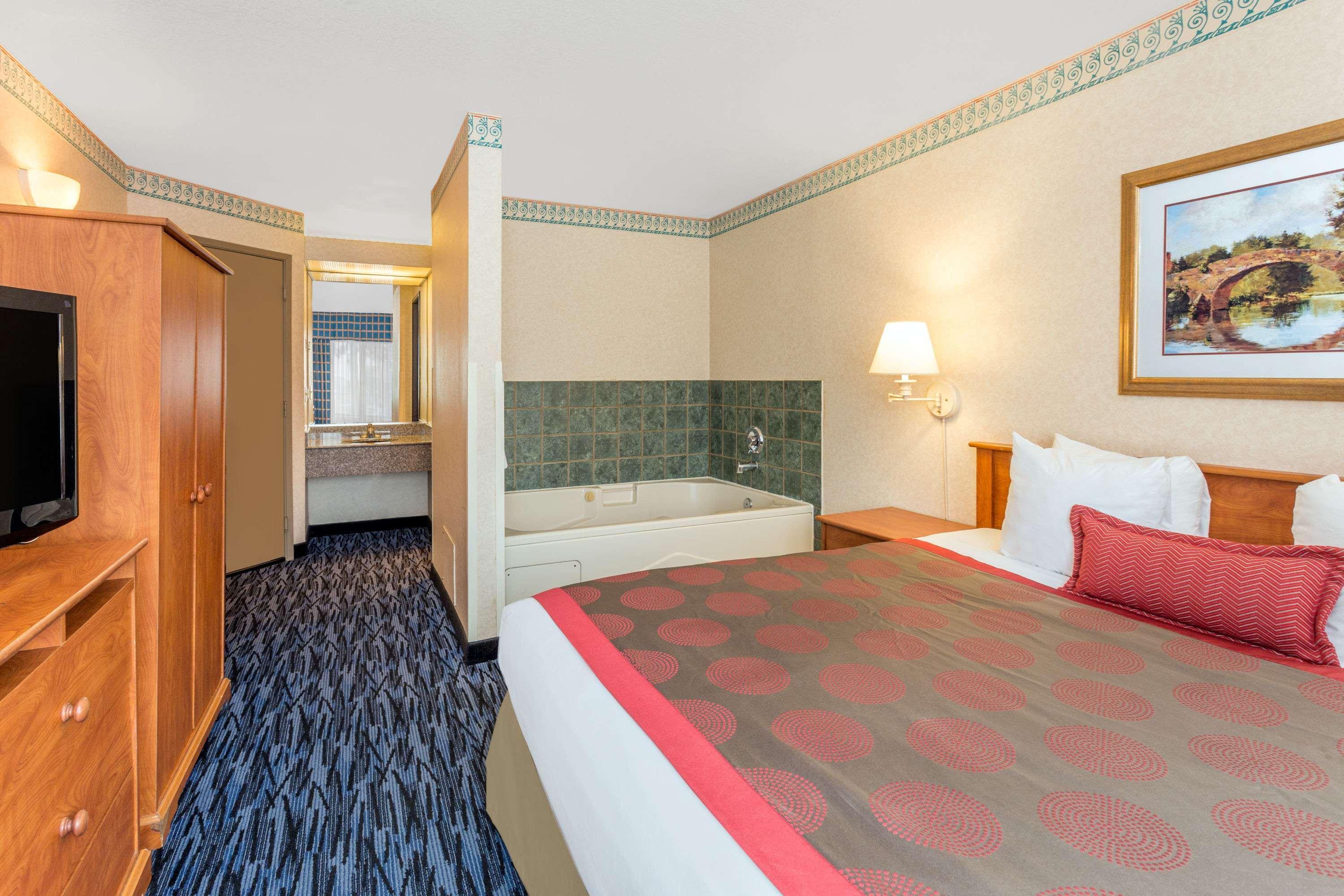 Hotel Ramada By Wyndham Kent Seattle Area Extérieur photo