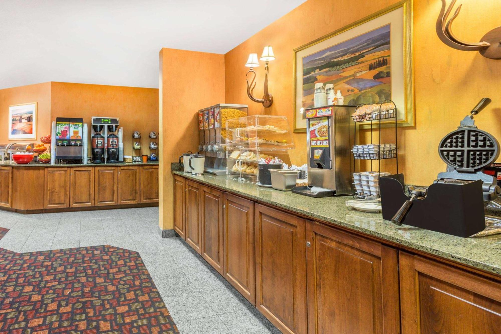 Hotel Ramada By Wyndham Kent Seattle Area Extérieur photo