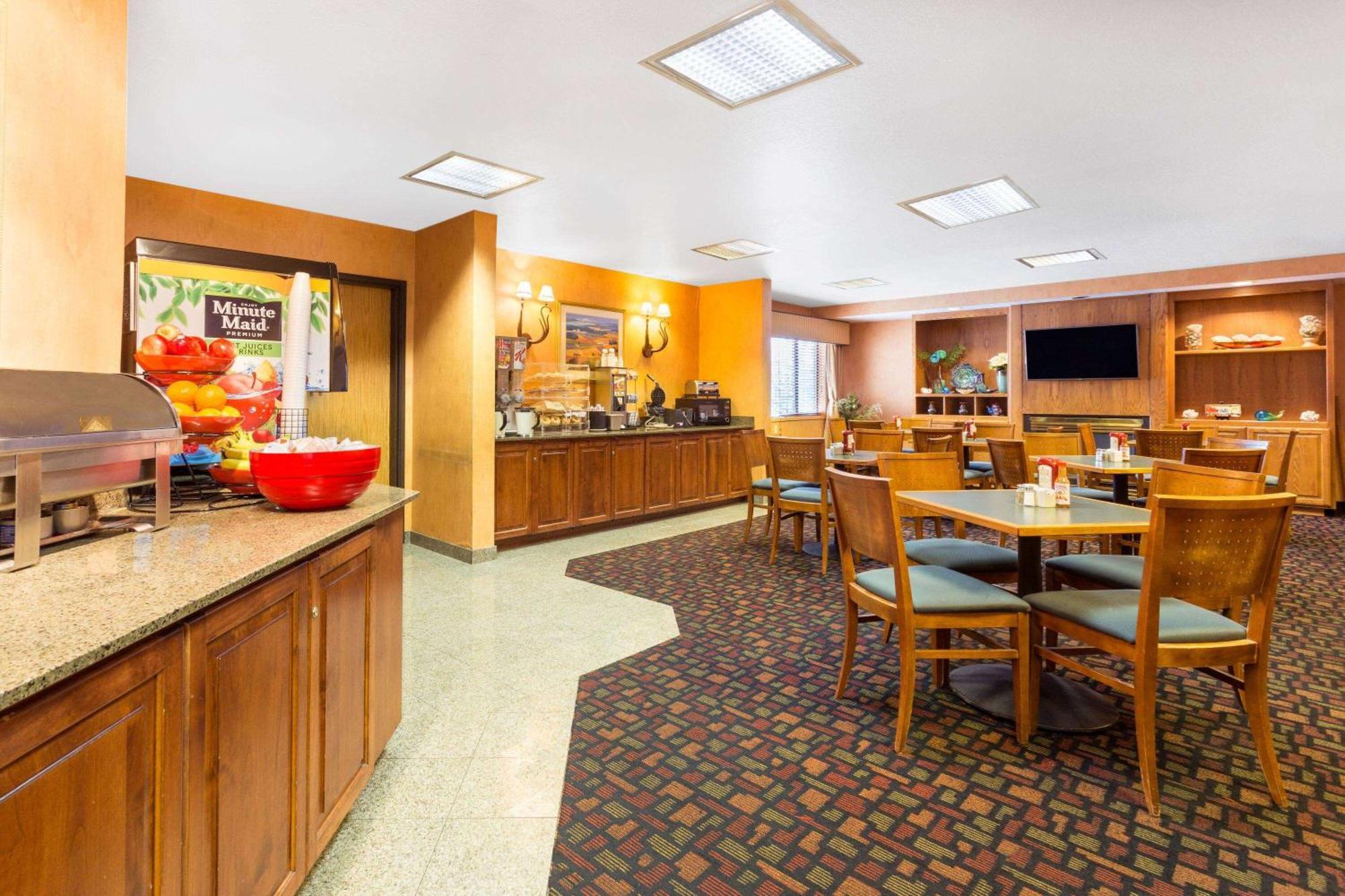 Hotel Ramada By Wyndham Kent Seattle Area Extérieur photo