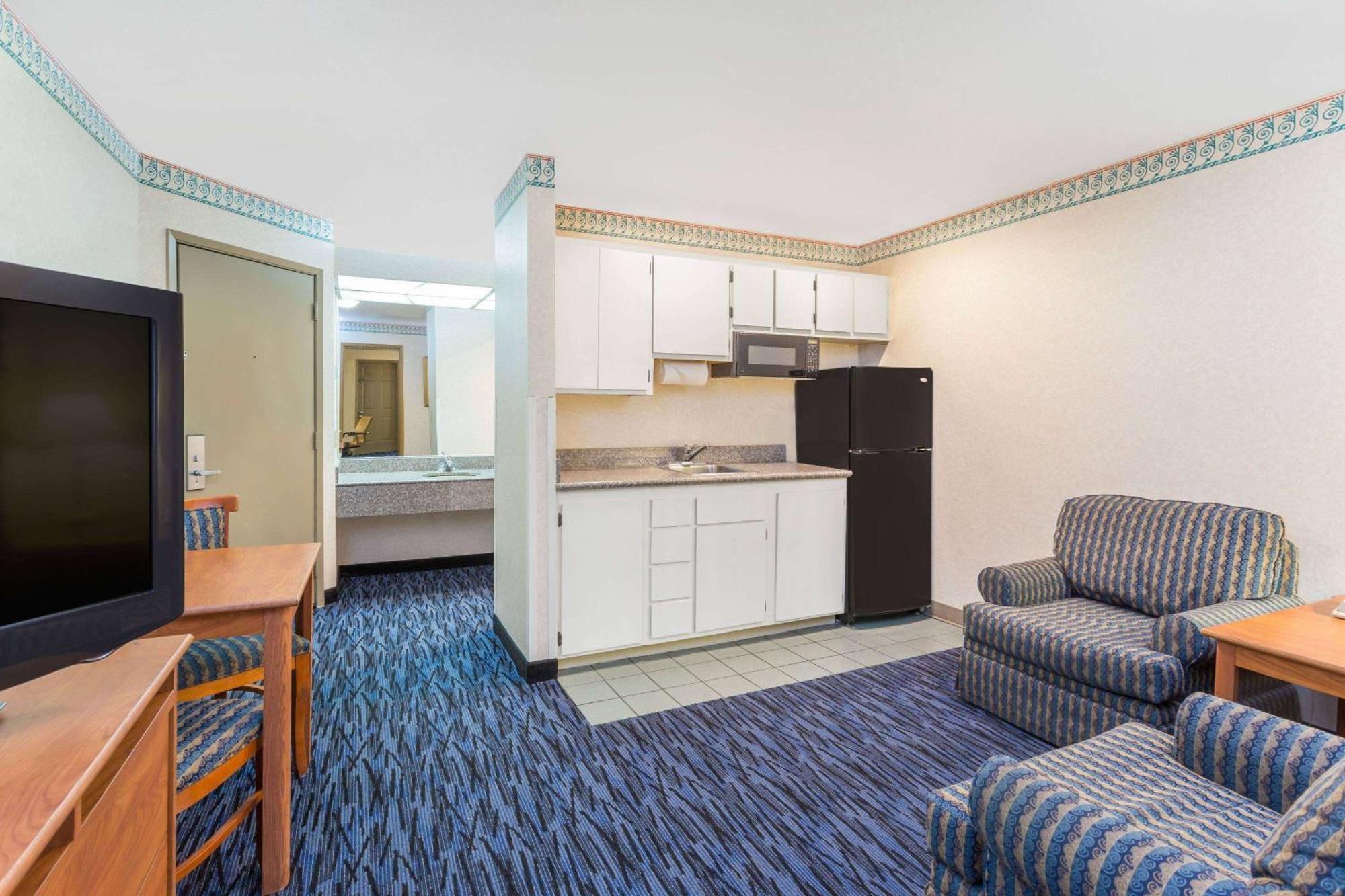 Hotel Ramada By Wyndham Kent Seattle Area Extérieur photo