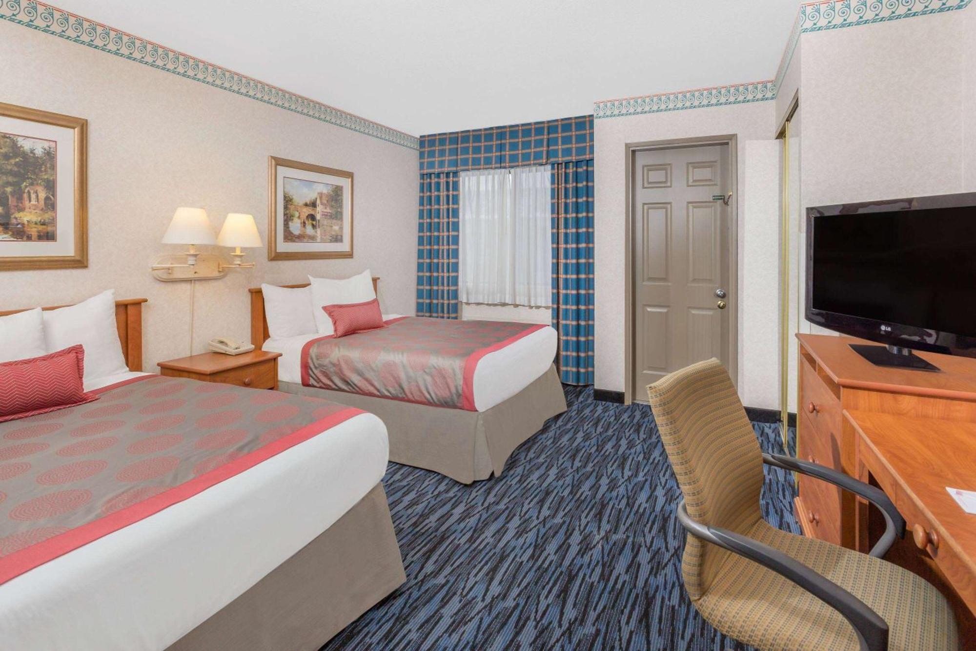 Hotel Ramada By Wyndham Kent Seattle Area Extérieur photo