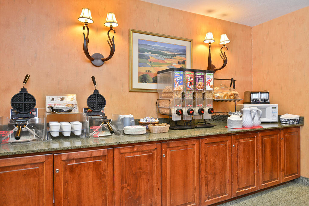 Hotel Ramada By Wyndham Kent Seattle Area Extérieur photo