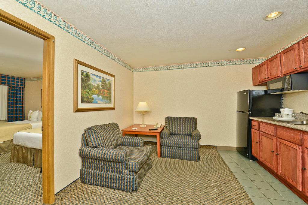 Hotel Ramada By Wyndham Kent Seattle Area Extérieur photo
